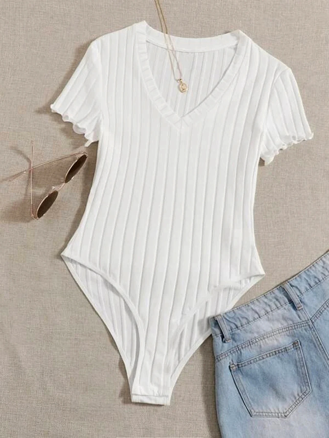Damen-Body aus geripptem Strick, tiefer V-Ausschnitt, kurze Ärmel, Rüschenbündchen, schmale Passform, Basic-Jumpsuit, Y2K, lässiges Alltagsoutfit – Detail 1