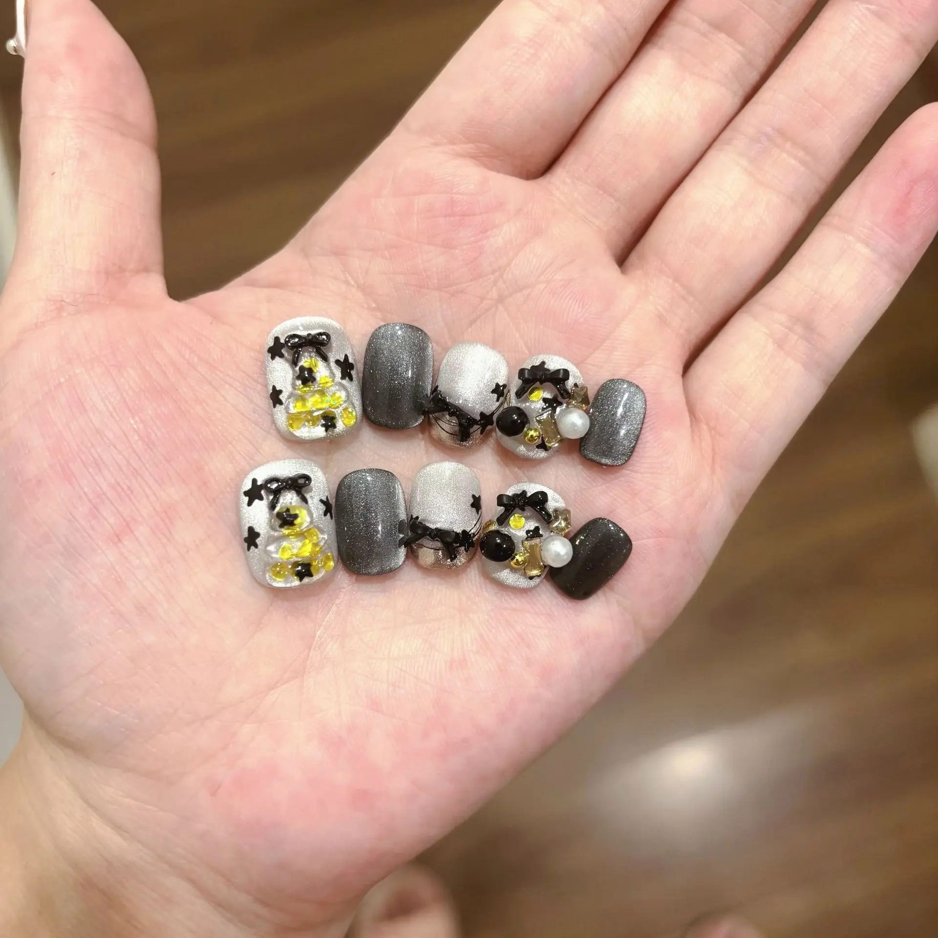 

10pcs Handmade Press-on Nail Christmas Cartoon Black Cat Eye Pearl Fake Nail for Women&Girl Short Oval Removable Wearable Nail