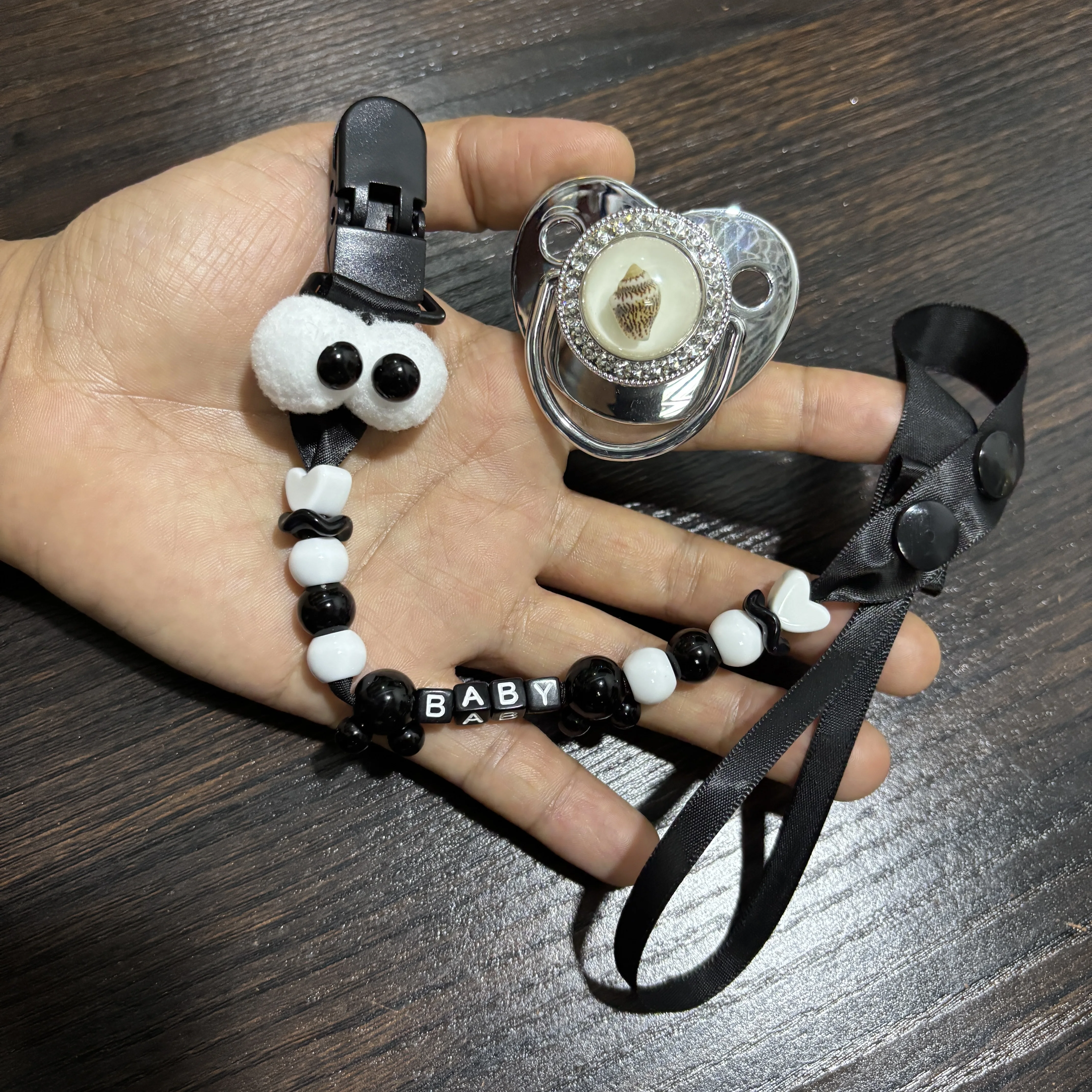 Customized model of nipple clamp for soothing newborn emotions Suitable for chewing on and for oral play Comes clip toy set