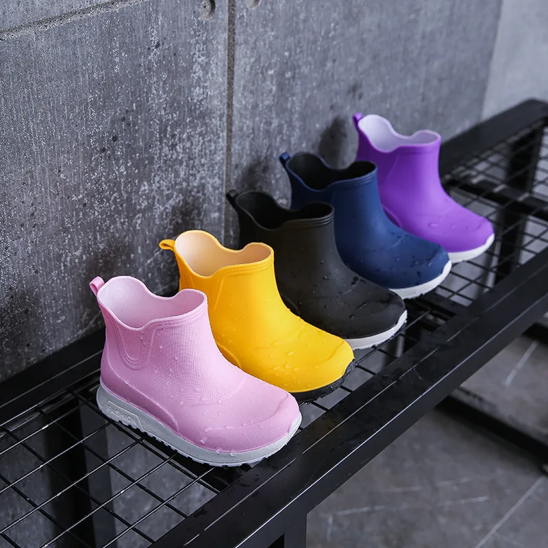 Stivali da pioggia per bambini stivali da acqua impermeabili antiscivolo ragazzi ragazze Solid Slip on scarpe di gomma versatili Sneakers per bambini all'aperto