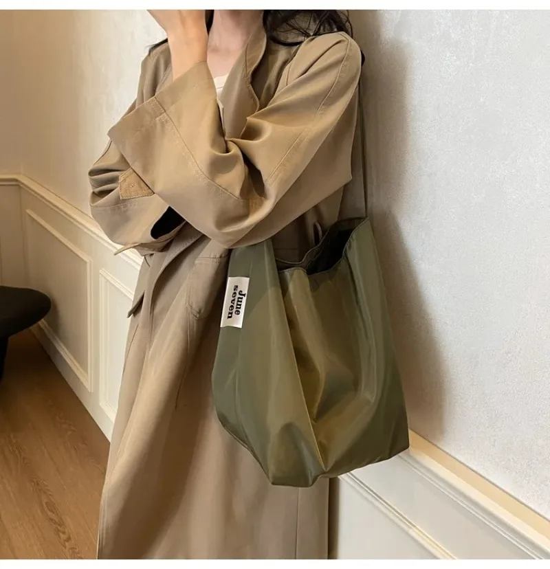 Minimalistische und Lässige Schultertasche, Damen Große Kapazität Achseltasche, Studenten Klassische Bucket Bag, Retro Einkaufstasche – Detail 7