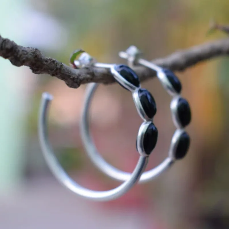 Simple and delicate black round bead hoop earrings suitable for women's wedding banquet gifts