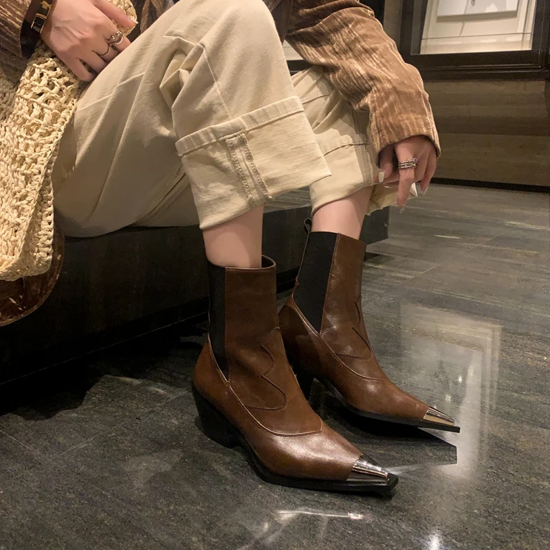 حذاء نسائي جديد من الجلد، جلد البقر، مقدمة معدنية، مقدمة مدببة، كعب سميك، كعب عالي، وساق، حذاء غربي قصير على الموضة