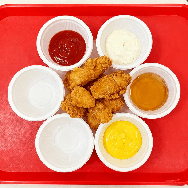 20/50 قطعة أطباق بلاستيكية بيضاء مخططة للاستعمال مرة واحدة مناسبة لحفلات أعياد الميلاد والحفلات العائلية وأدوات المائدة للاستعمال مرة واحدة