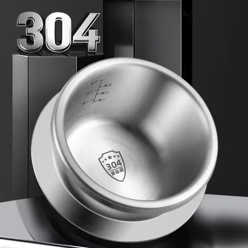 캠핑용 압력밥솥의 휴대성을 보여주는 사진