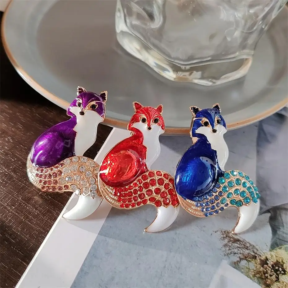1 Pcs Crystal Enamel Sitting Fox Brooches For Women Unisex Lovely Zircon Animal Foxtail Party Office Brooch Pin New Year Jewelry