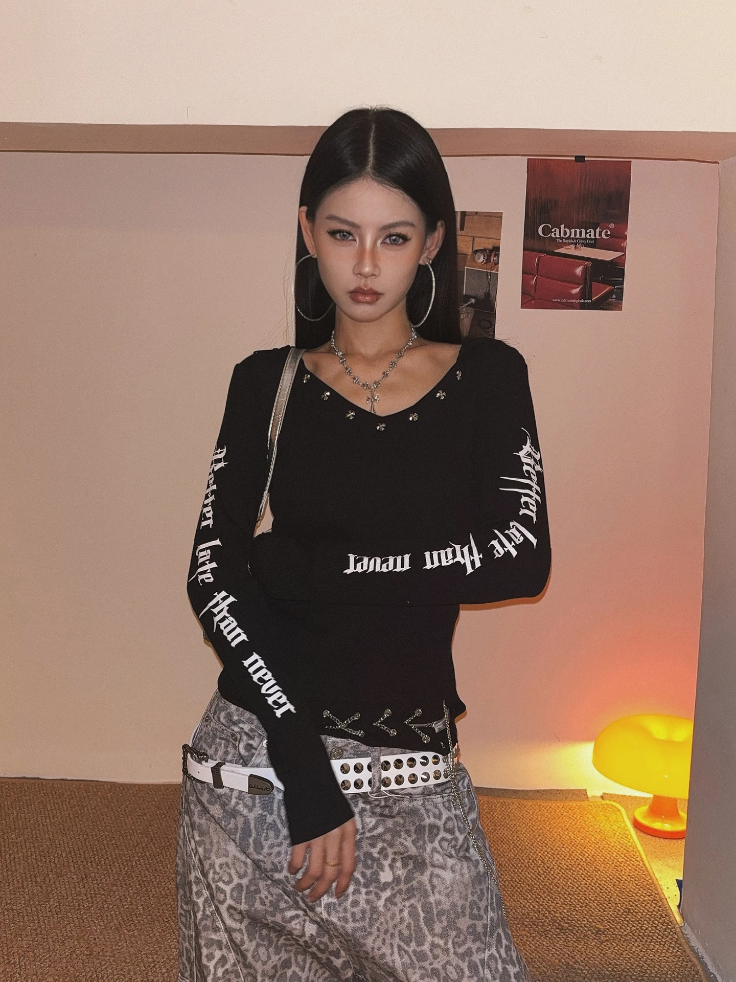 

Уличная панк-футболка с длинным рукавом и капюшоном, готический дизайн с заклепками и цепями, облегающий сексуальный топ для весны, смесь хлопка и полиэстера