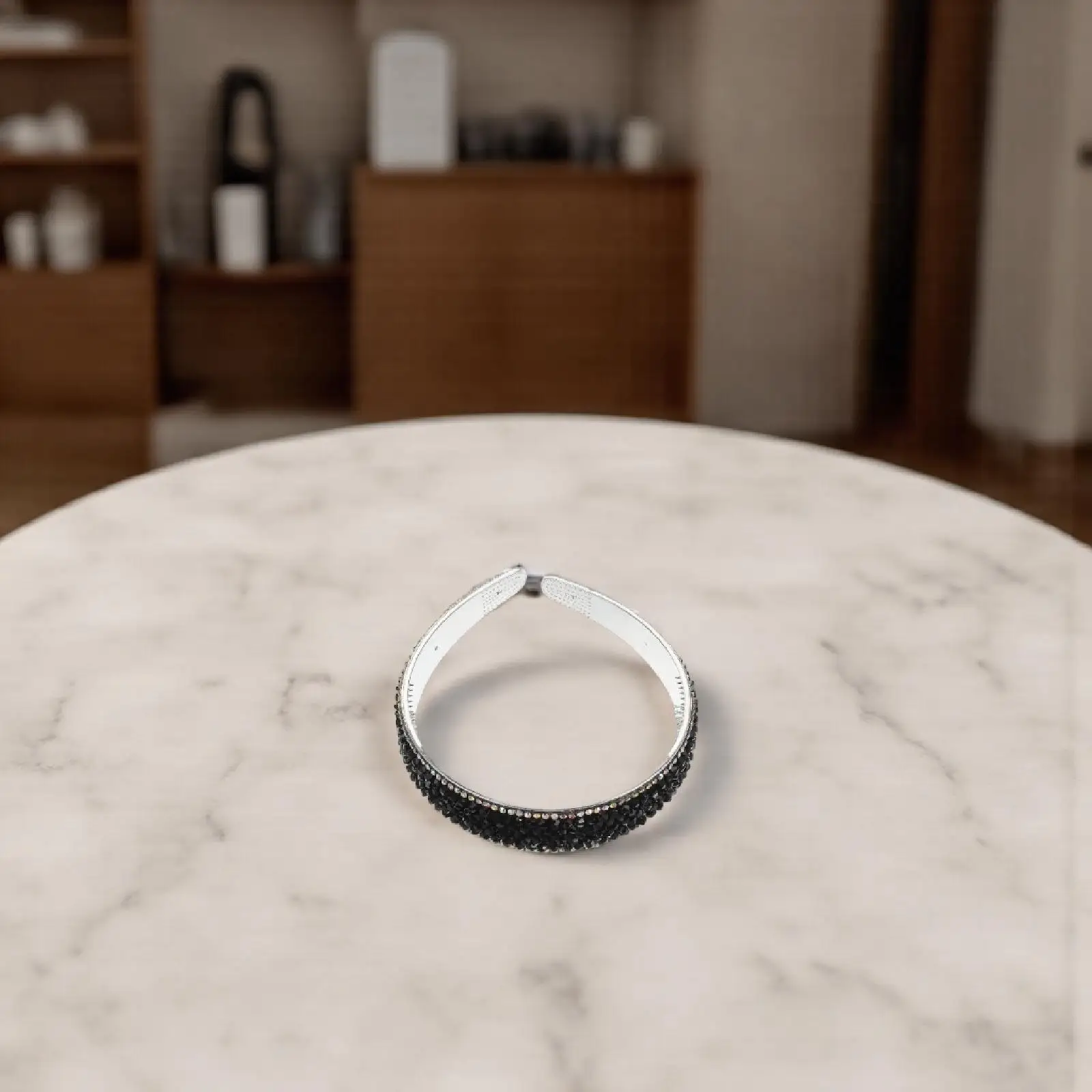 

Широкая повязка на голову со стразами, элегантная повязка для волос из бисера для женщин, нескользящие удобные блестящие аксессуары для волос для свадебных вечеринок