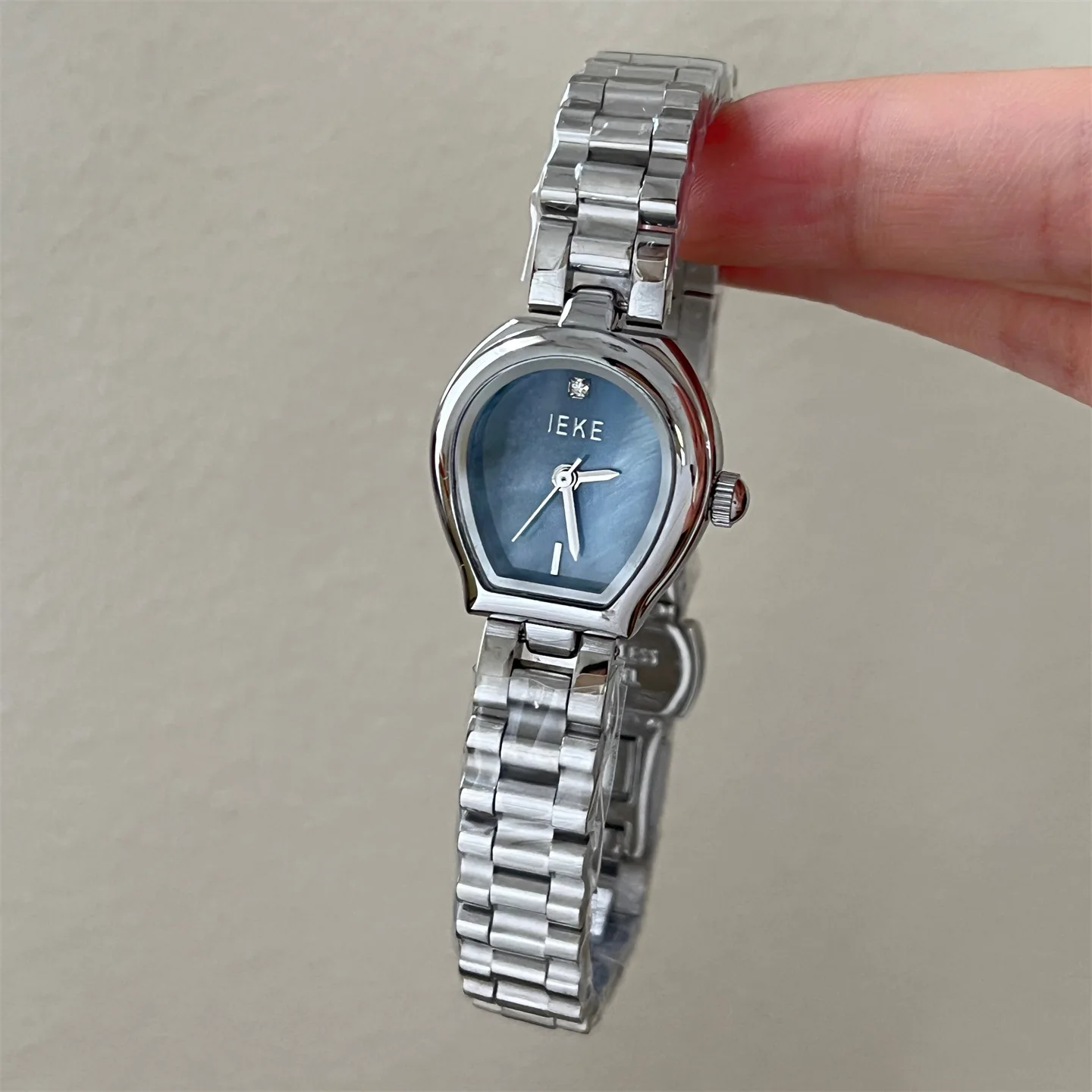 

A Niche Arched Small Gold Watch with Steel Strip for Women Light Luxury Exquisite Fashio Quartz Watch Instagram Hot Selling Gift