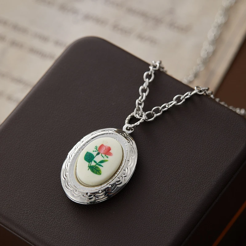 Vintage Enamel Rose Photo Lock Necklace Oval Shape with Openable Picture Souvenir Box Pendant Necklace Suitable for Women Gifts