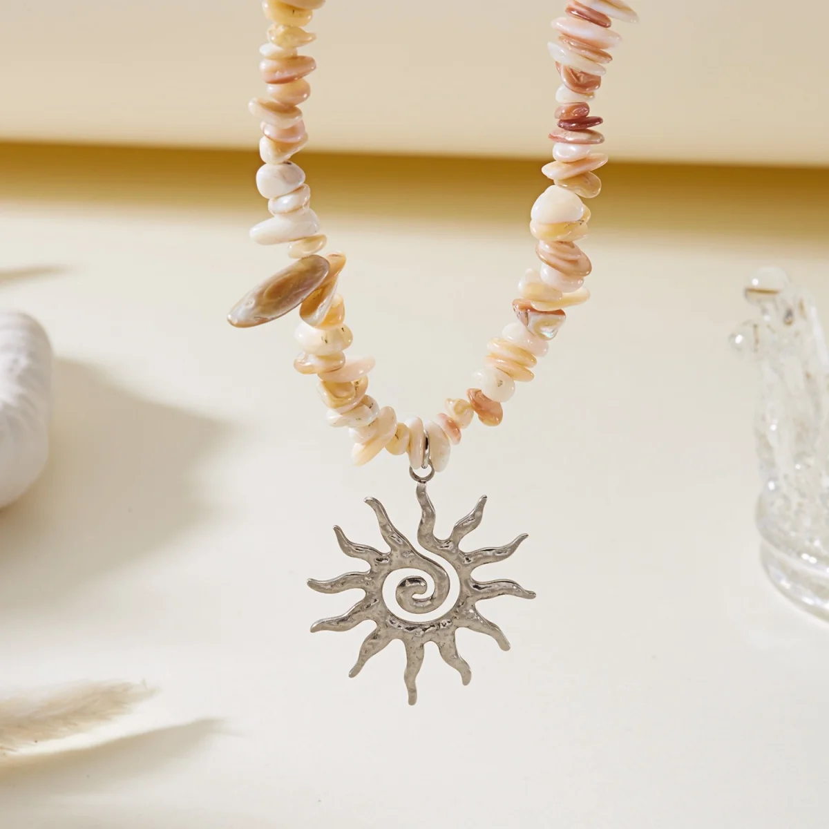 Retro-Halskette mit unregelmäßigen Muschelperlen in Maillard-Farben und Sonnenwirbel-Anhänger für Damen und Herren, doppellagige Sonnenblumen-Kette, Choker-Schmuck – Detail 20