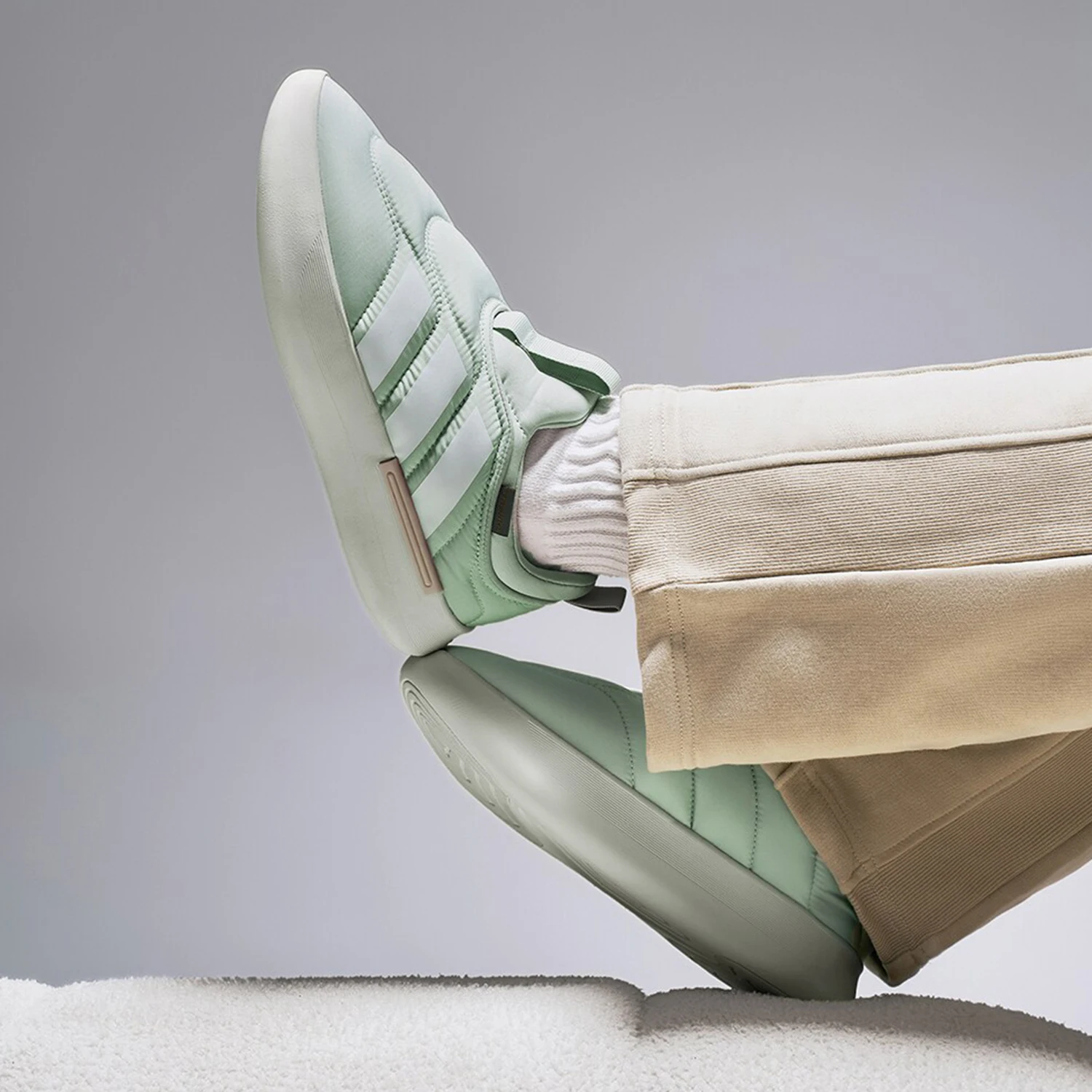 

Adidas оригинальные теплые зимние туфли без шнуровки унисекс ADIPUFF JP7709