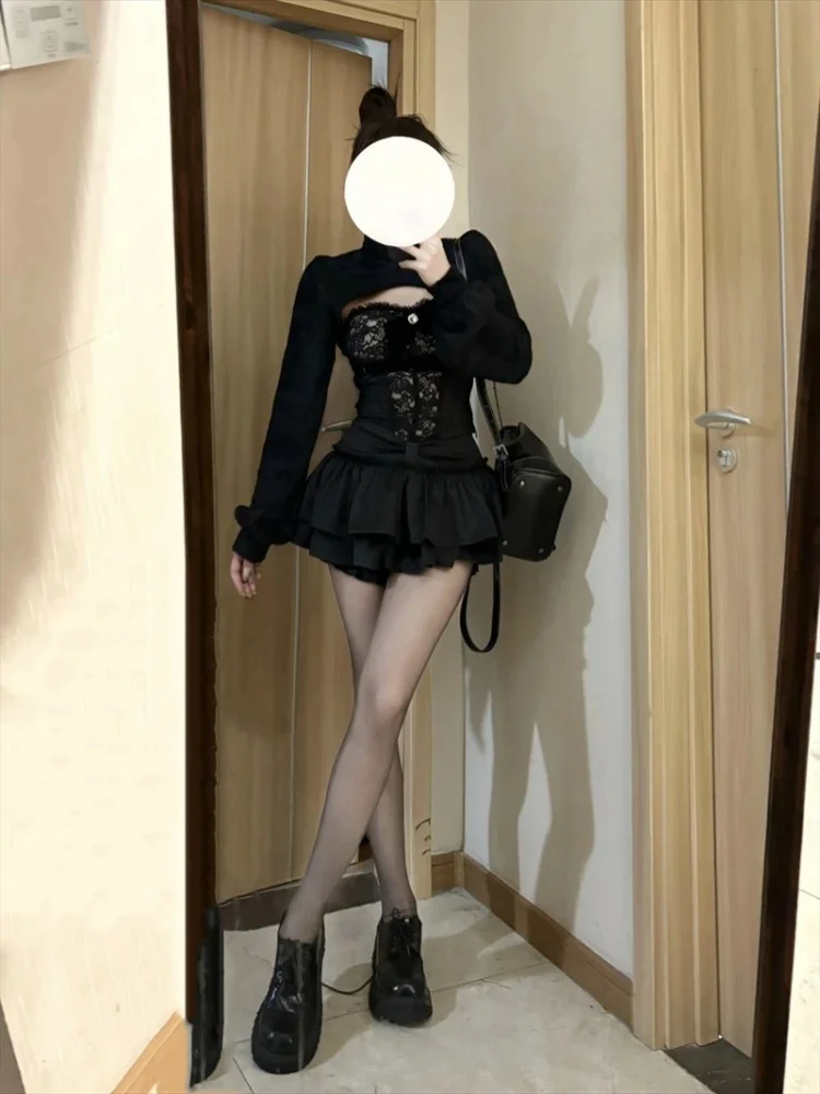 قميص قصير مرقع من الدانتيل بدون حمالات بلوزات نسائية سوداء Y2k + تنانير عتيقة على الطراز القوطي الشرير أطقم ملابس داكنة