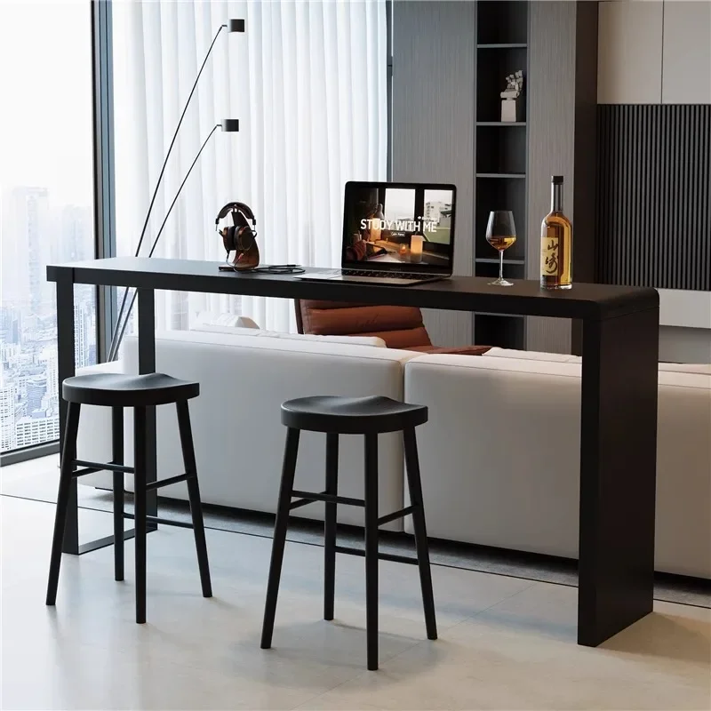 Black computer behind the sofa in the horizontal hall, all solid wood bar in the living room, double reading desk with baffle