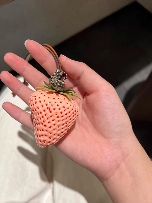 Large Strawberry Resin 3D Bag Charm Car Keychain Decorative Couple Best Friend Gift Fashionable Accessory for Summer 2025