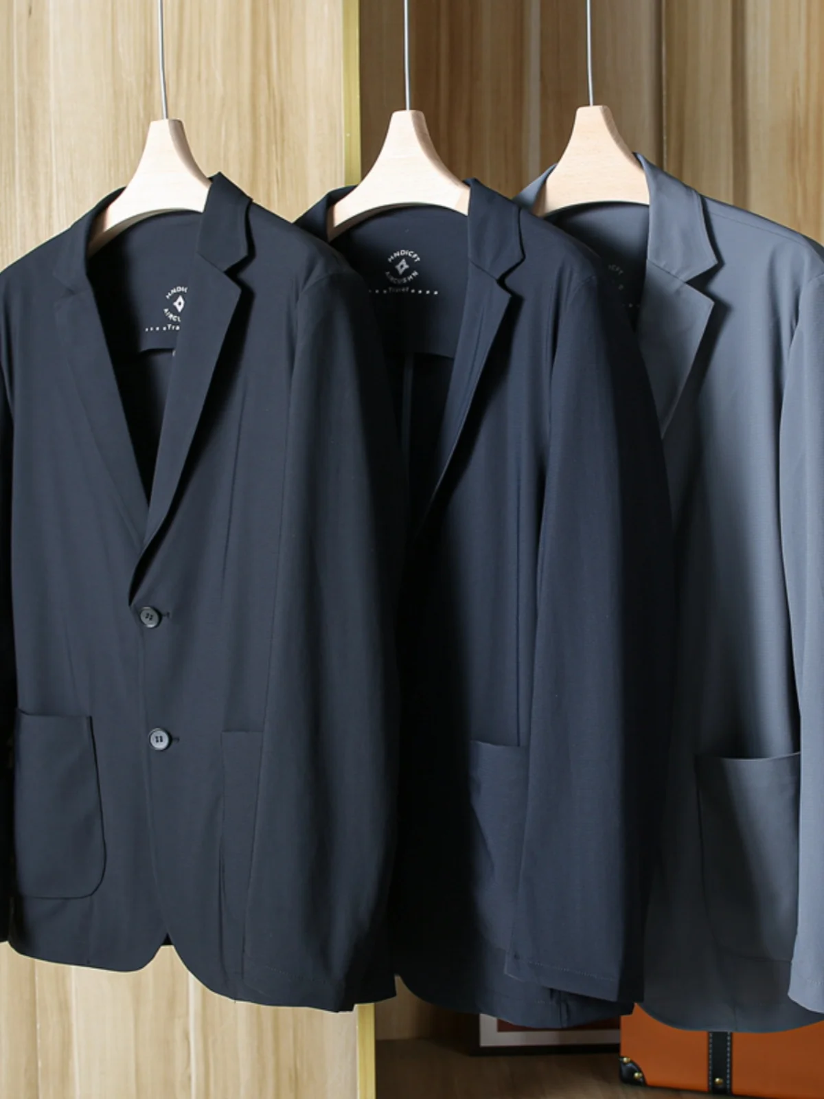 

Ультратонкий дышащий мужской летний деловой повседневный костюм из ледяного шелка, тюнетная тихая драпировка, не требующая глажки, модная урба...