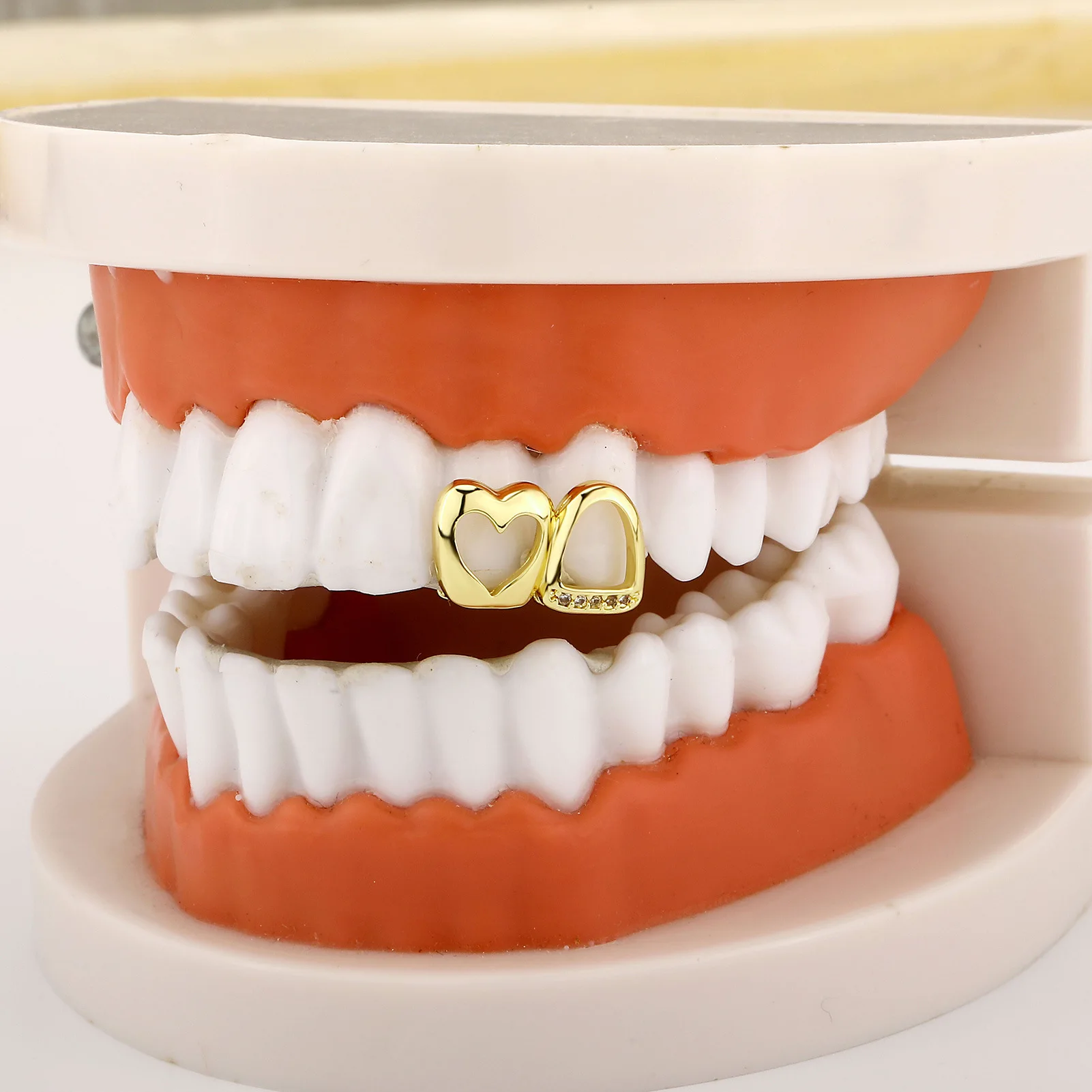 Hip-Hop Doppel-Hohlherz CZ-Stein Grillz Vintage Punk Zirkon Zahnkappen für Zahnspangen Schmuck Geschenk für Männer Frauen – Detail 3