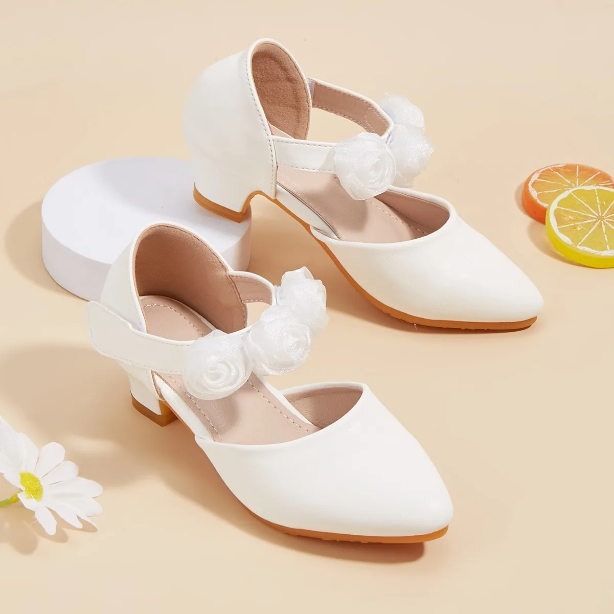 2025 New Girls Shoes Children Pointed Flowers High Heels Thick Heel Hollow Kids Sandals Princess Dance Party Performance Shoes