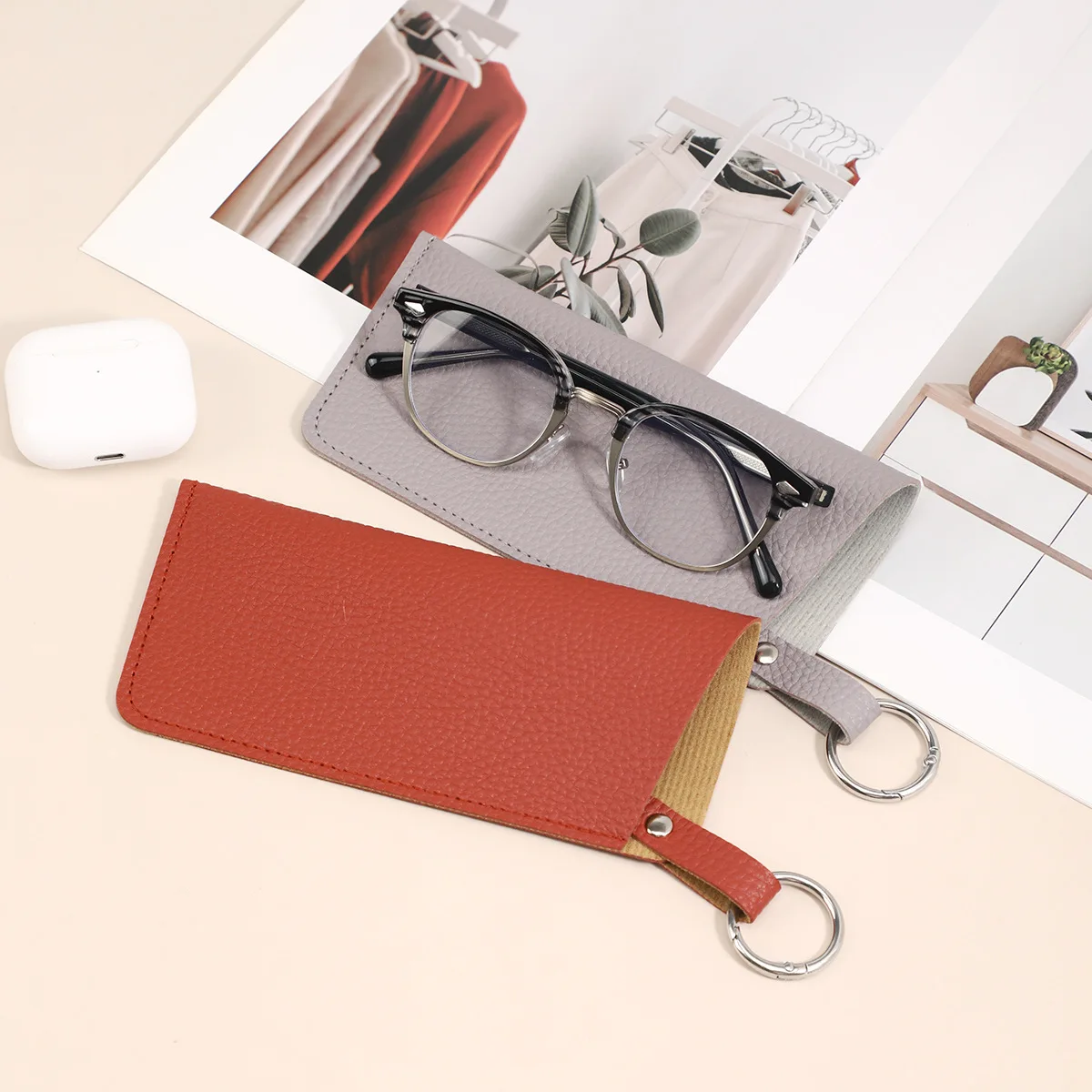 Подвесной-держатель-для-очков-с-узором-личи-устойчивый-к-истиранию-пружинный-чехол-для-хранения-очков-экономичный-вариант-для-школы