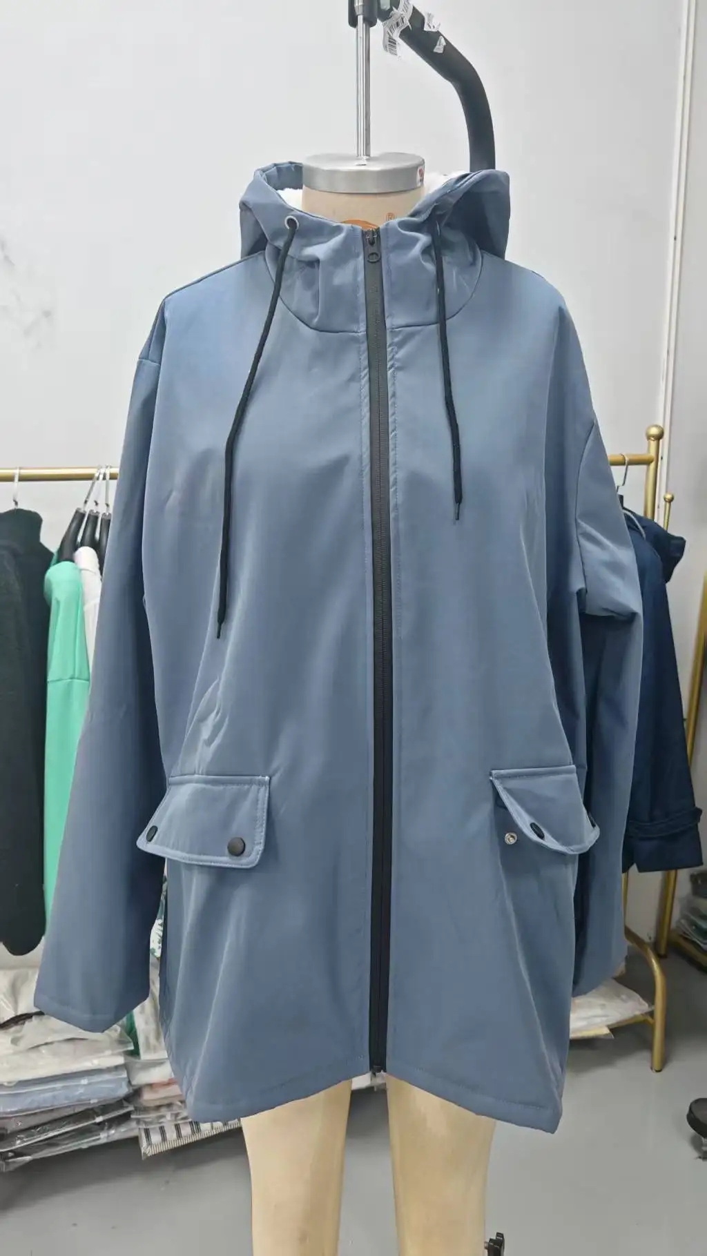 سترة نسائية بلون سادة مقاومة للرياح معطف بقلنسوة مقاوم للماء ملابس خارجية للمشي لمسافات طويلة معطف واق من المطر خفيف الوزن للنساء