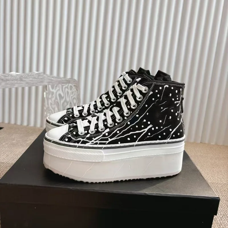 Neue Damen-Canvas-Schuhe mit dickem, lackiertem Boden, erhöhter Sohle, Schnürung und Cowboy-Sturm-Design für die Straße