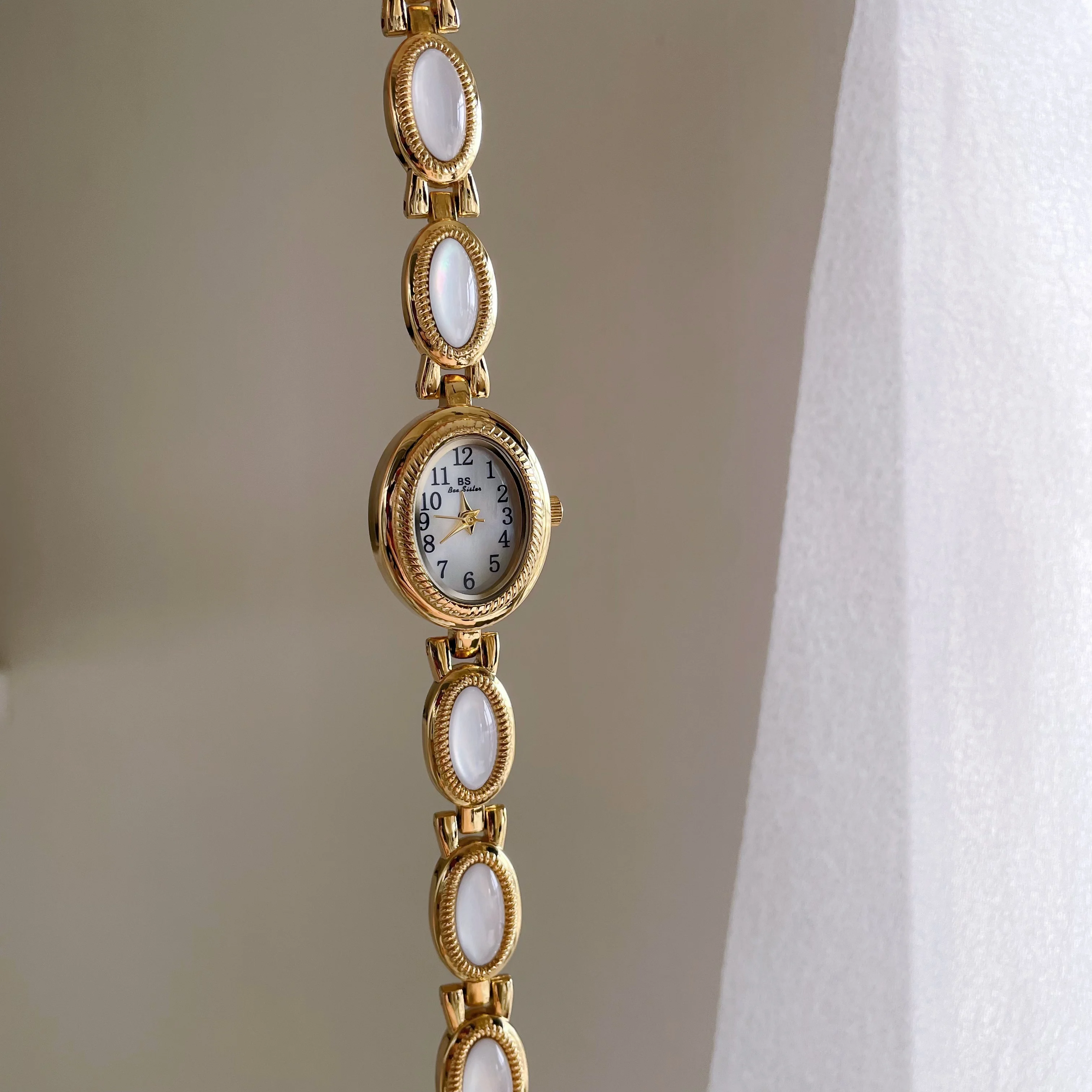 

Elegant women's wristwatch, moonstone bracelet style, oval dial quartz women's watch, 2025 new style, watch accessory.