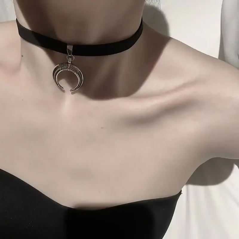 القوطية لوليتا بنات المخملية القمر المختنق قلادة للنساء Vintage القلائد مثير مع المعلقات JK موحدة الشرير القوطي الرقبة مجوهرات