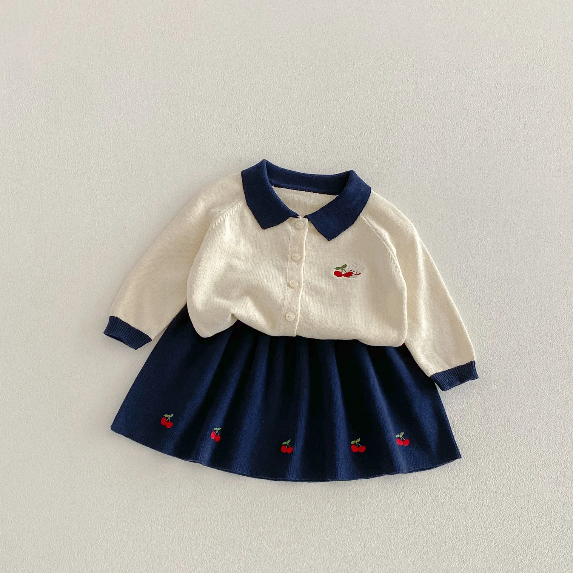 

2026 весенние комплекты для детей, наряд в консервативном стиле, вязаный кардиган и юбка с вишневой вышивкой, комплект из двух предметов, одинаковая одежда для маленьких девочек от 0 до 5 лет