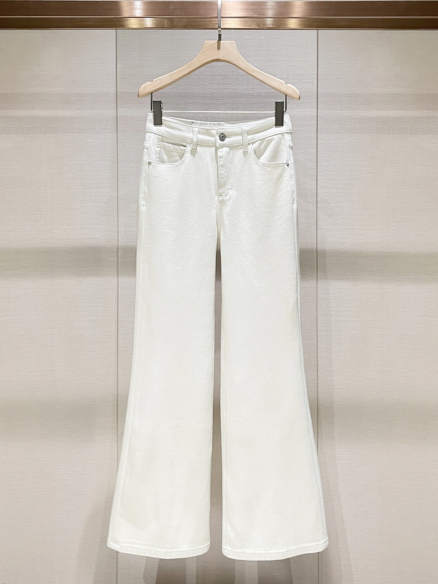 

Джинсы с высокой талией и микро-клешем для женщин: модный дизайн, белые, из денима, повседневные, прямые, с эффектом похудения