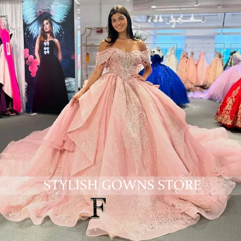 ชุดเดรสงาน Quinceanera สีชมพูสุดหรูสำหรับเด็ก พร้อมผ้าคลุม ประดับลูกปัด พู่ระบาย ชายกระโปรงยาวแบบราชวงศ์  ชุดเดรสวันเกิดอายุ 15 ปี  สามารถสั่งตัดได้