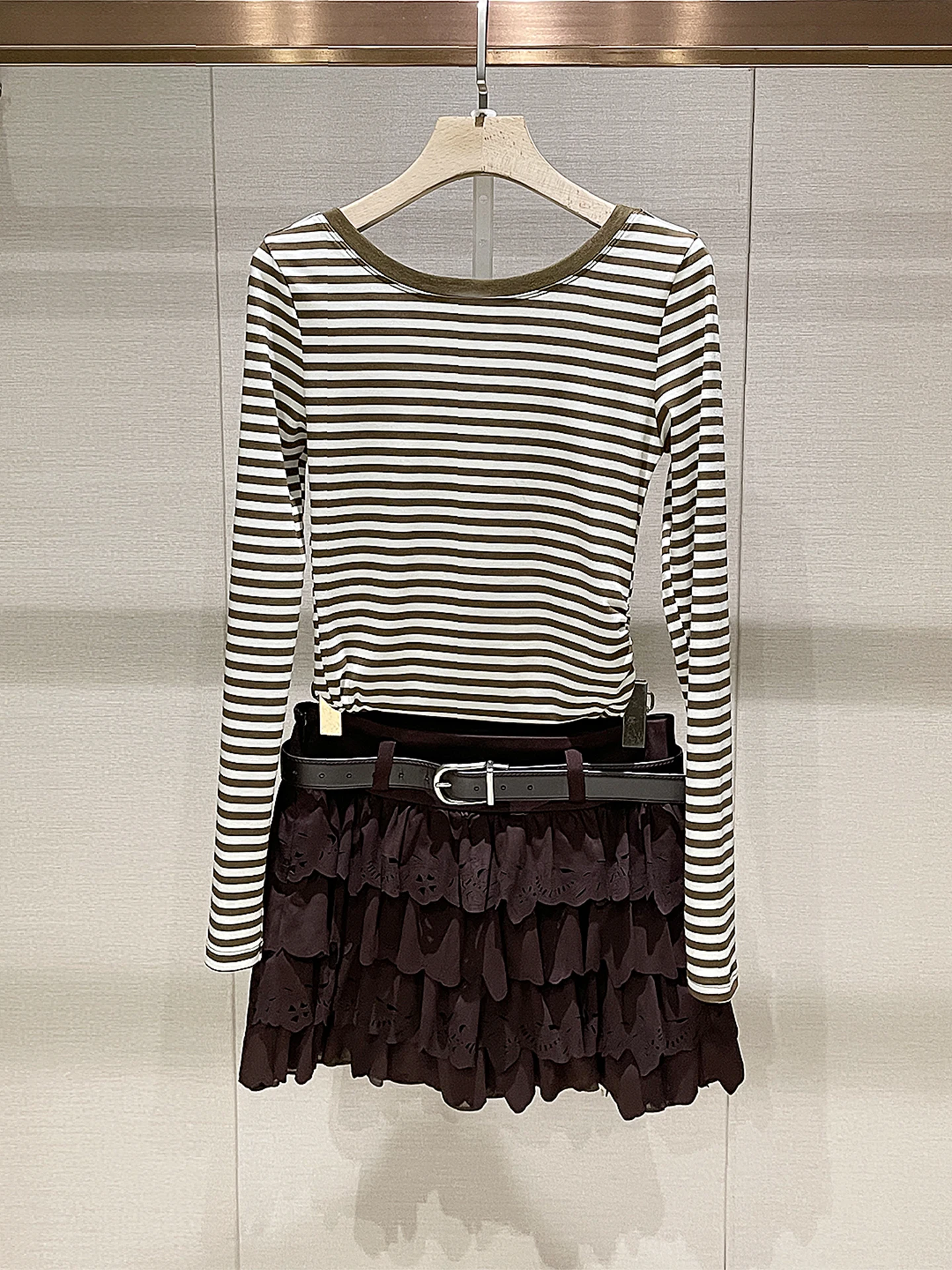 

Весенний модный комплект: милая двухцветная полосатая футболка и плиссированная юбка с высокой талией, стройнящий комплект из двух предметов, женская повседневная одежда