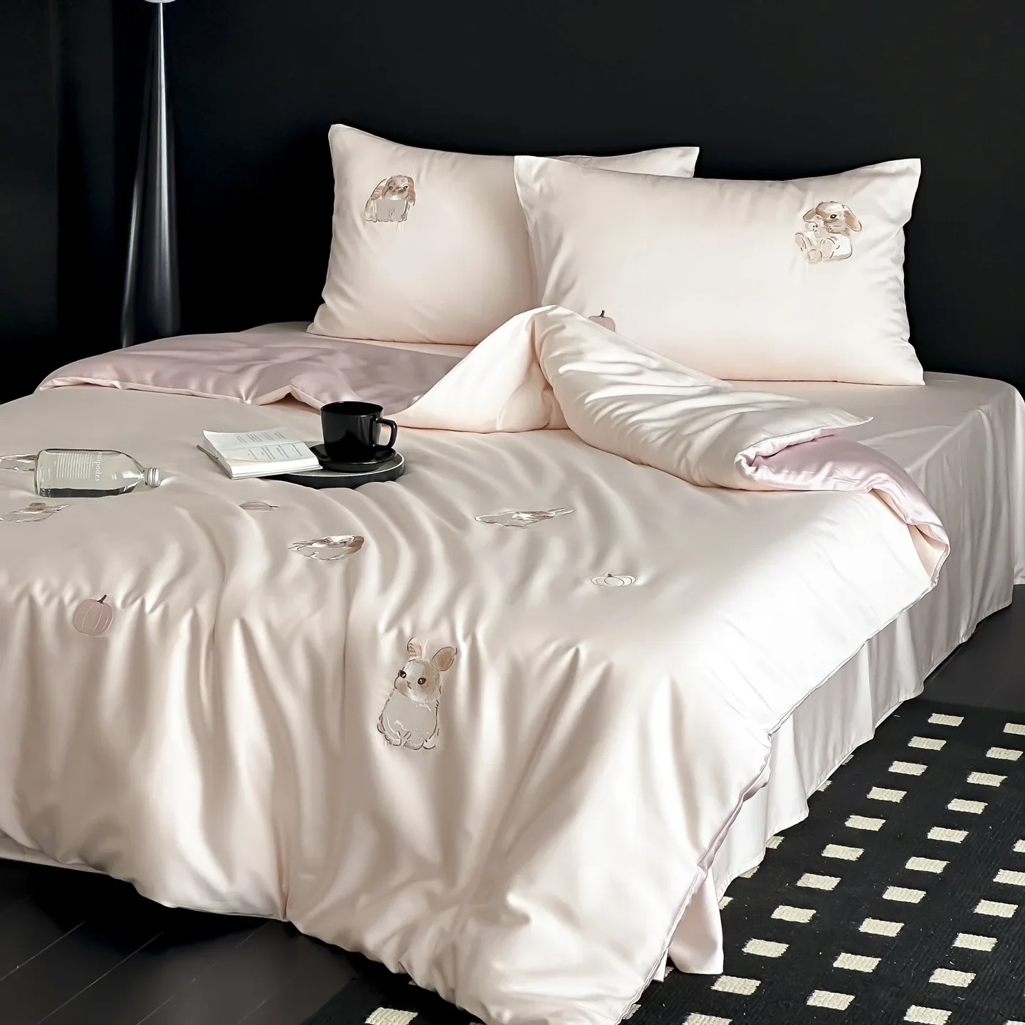 High Quality Lyocell Fiber Bedding Set Luxury Cartoon Embroidered Ice Silk Duvet Cover Sets with Sheet Queen King Size Bed Sets