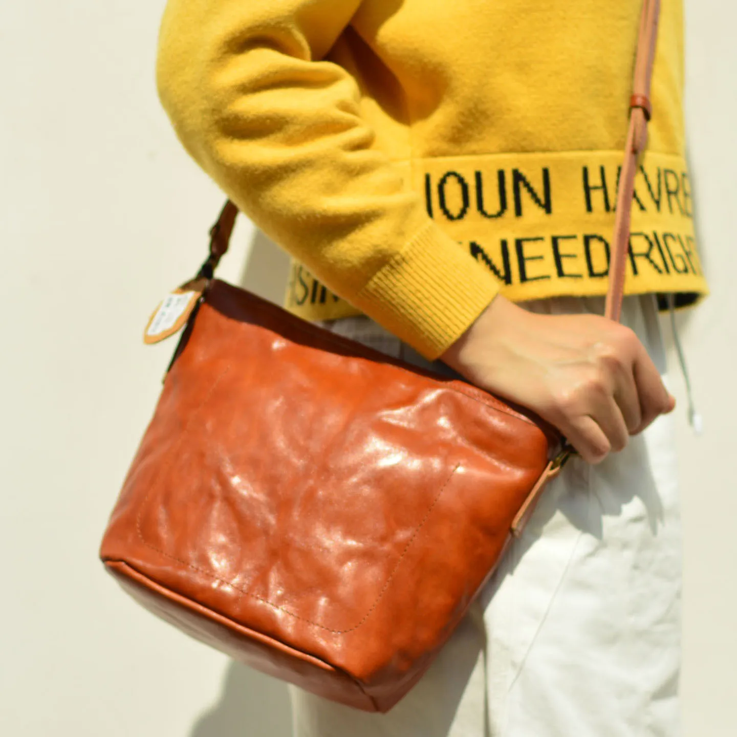 Retro Handmade Leather Bucket Crossbody Bag Tannery Process Folded Water Cylinder Bag Soft Alloy Zipper Commuter Style
