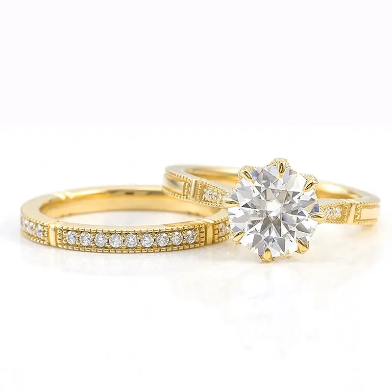 Huitan Graceful 2-teiliges Set Ringe für Frauen, Braut- und Hochzeitsaccessoires mit brillantem Zirkonia, luxuriöser goldfarbener Fingerschmuck
