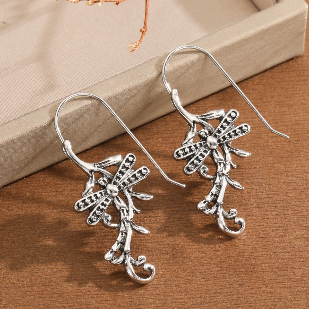 The ethnic-style dragonfly paired with the curly leaf pattern ladies' pendant earrings are suitable for casual vacation outfits.