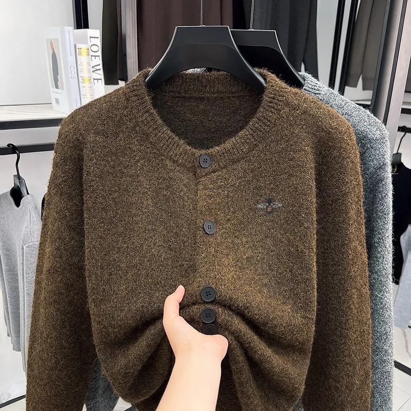 Neuer Herbst-Trend: Herren-Strickjacke mit Stickerei, O-Ausschnitt, Knopfverschluss, bequeme Freizeitkleidung für Männer – Detail 6