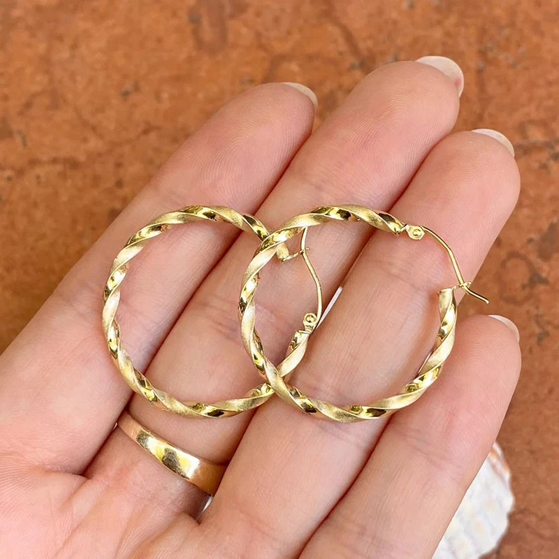 Huitan Neue gedrehte Ohrhänger in Goldfarbe für Damen – Hochwertige Accessoires, Braut- und Hochzeitsohrringe, Modeschmuck