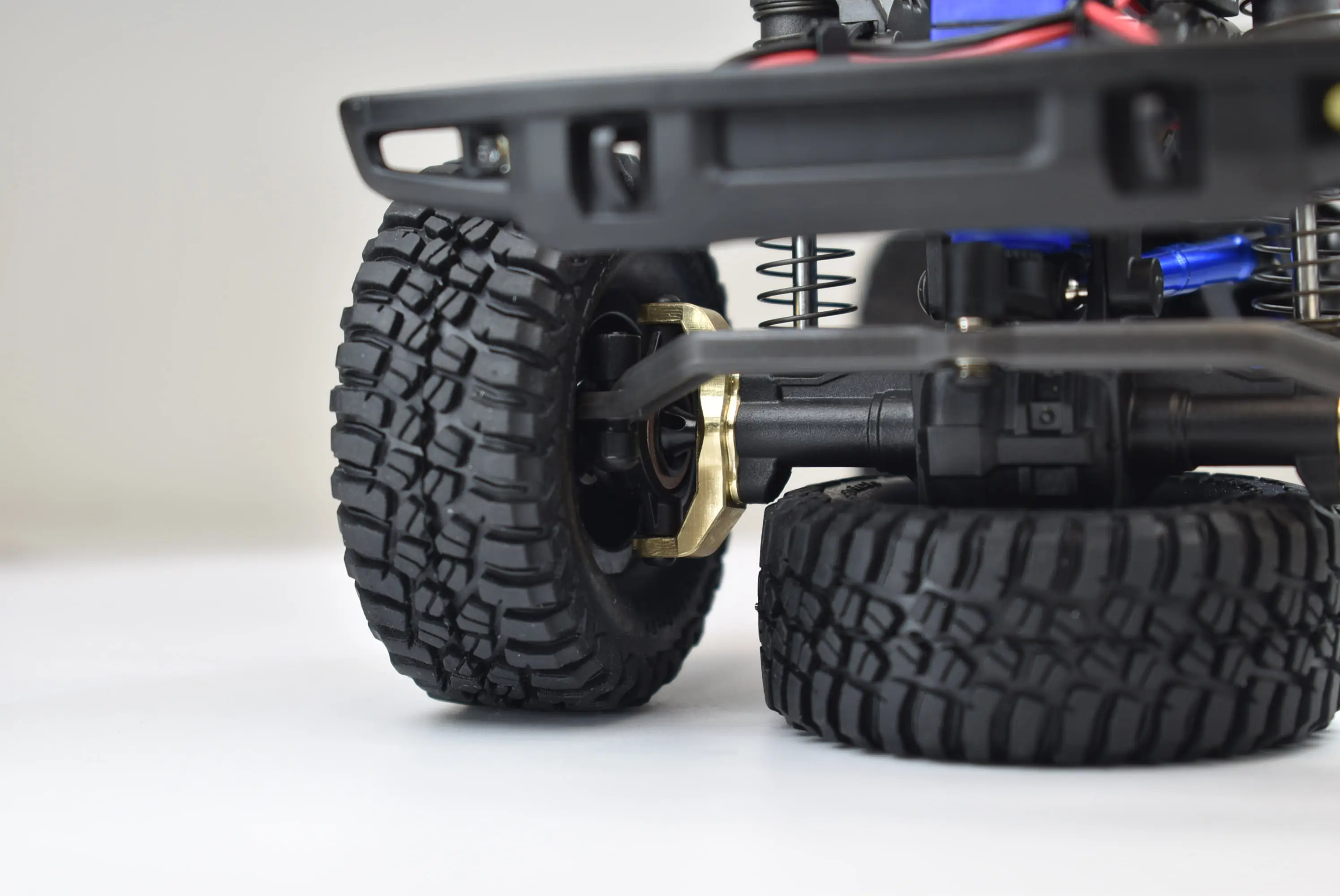 Zestaw mosiężnych piast przednich GPM TRAXXAS 1/18 TRX-4M Ford Bronc Land Rover Defender 97054-1