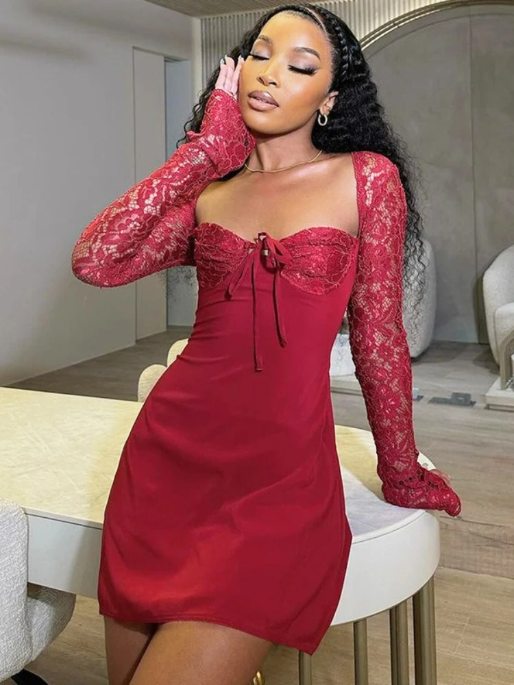 Mini jupe Sexy en dentelle à manches longues, dos nu, nouveau produit d'été pour femmes, coupe cintrée, sac de poitrine creux, robe de hanche, 2025