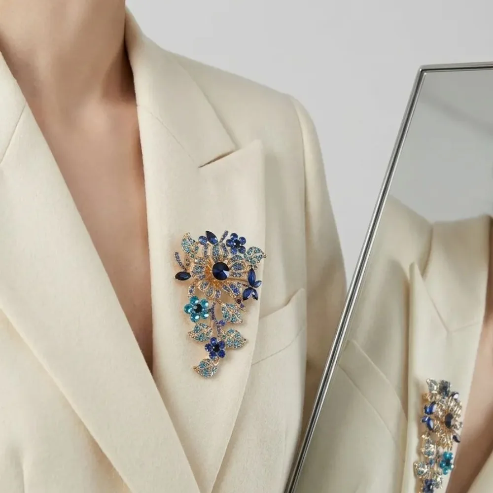 Luxuriöse, aufwendig gearbeitete Rosen- und Sonnenblumenbroschen für Männer und Frauen, Schmuck und Modeaccessoires. – Detail 2