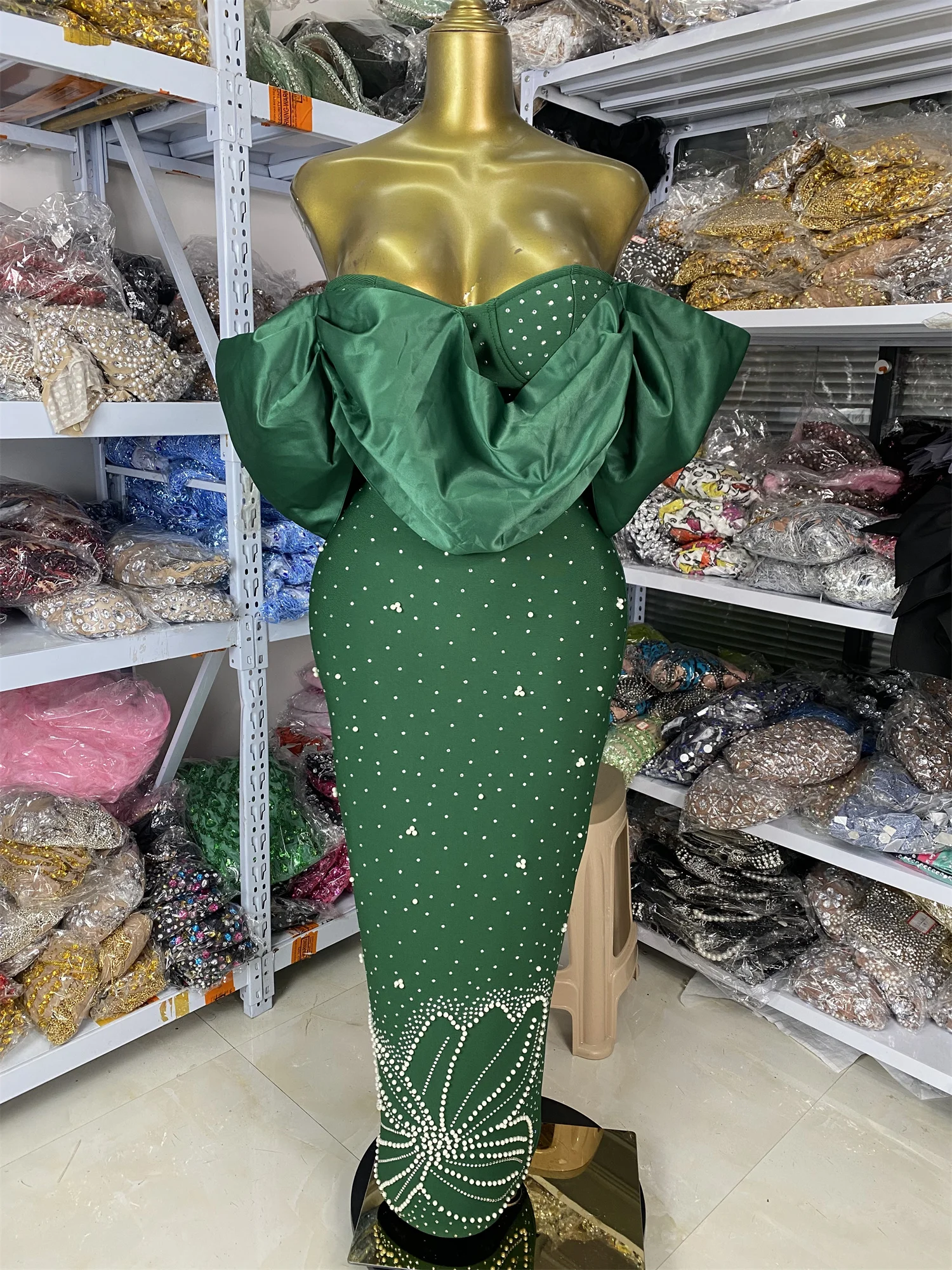 

Оптовая продажа с фабрики, зеленое бандажное платье, женское 2026, новое атласное лоскутное платье с открытыми плечами и жемчугом, длинное вечернее платье с вышивкой