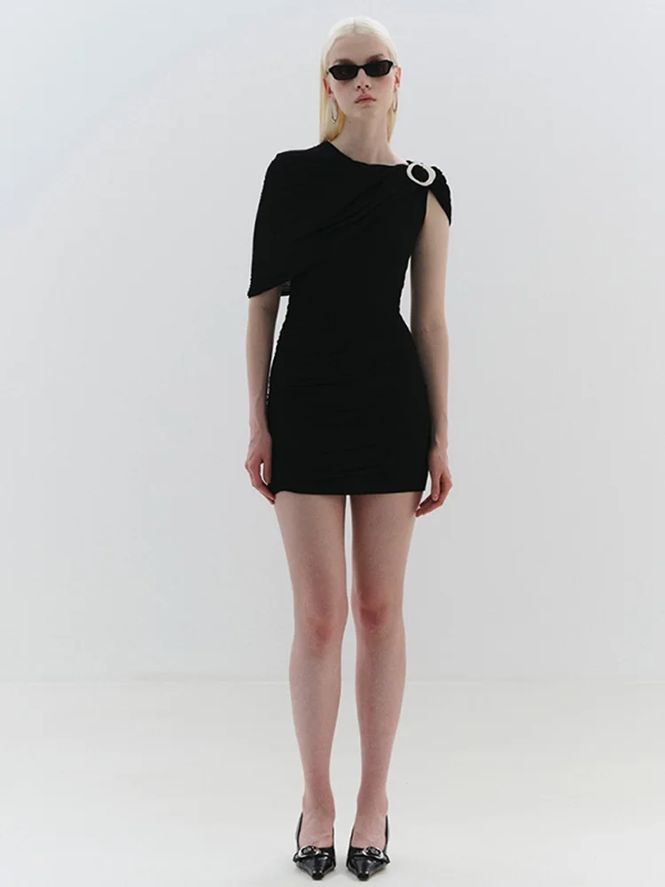 Sukienka mini damska, krótka, dopasowana, z metalową klamrą szala, plisowana, bez rękawów, w jednolitym kolorze, elegancka, seksowna, modna, nowa kolekcja letnia.