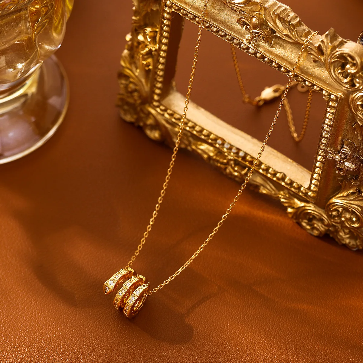 Copper-plated fashionable and unique snake-shaped collar chain, versatile and distinctive design, women's necklace