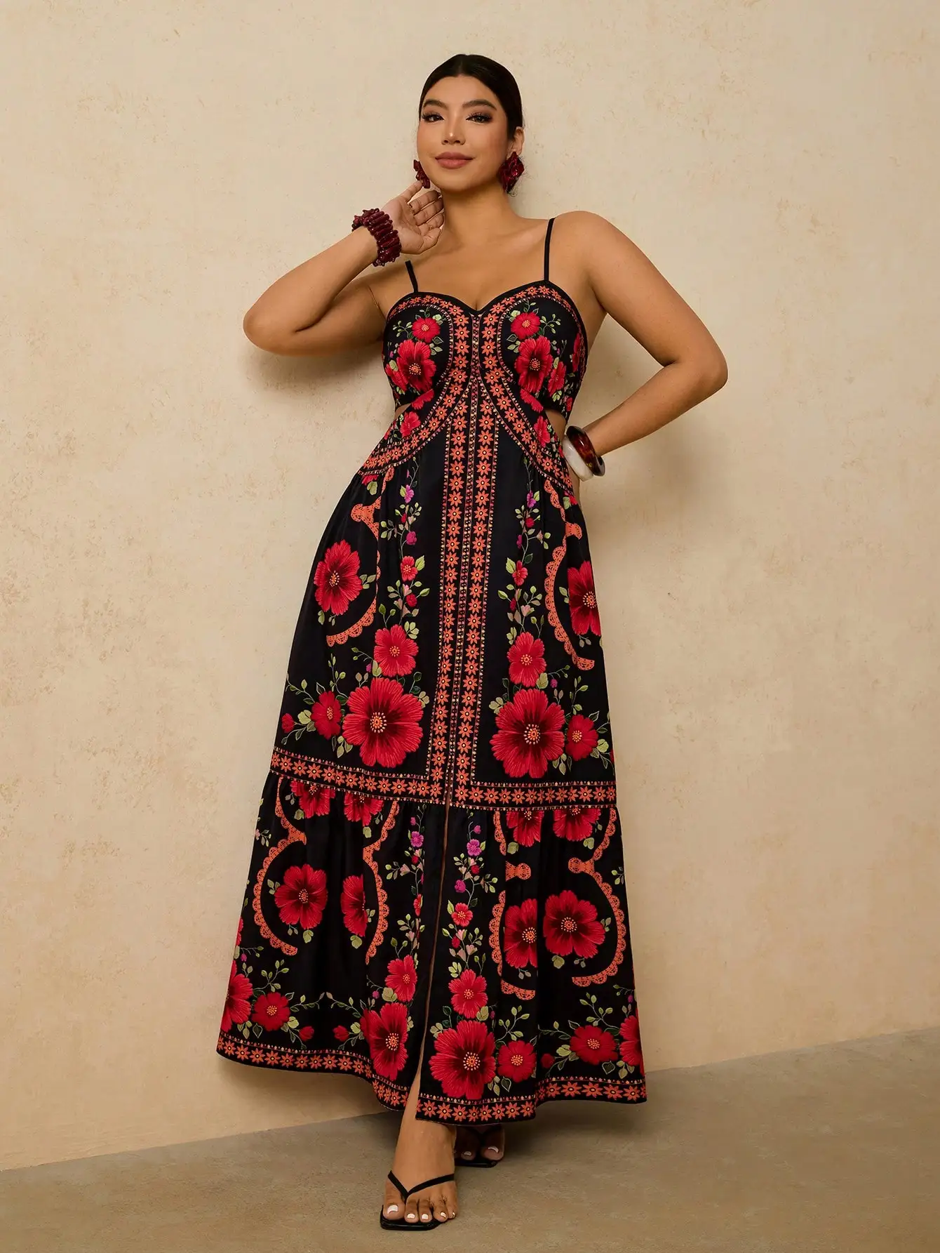 

Платье макси в стиле бохо с цветочным принтом, на тонких бретелях и с вырезом на талии