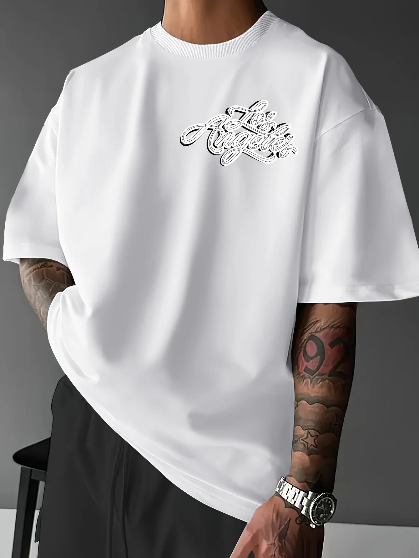 Los Angeles Crown Graffiti-Print auf hochwertigem, weichem 100% Baumwoll-T-Shirt für Herren, perfekt für sommerliche Streetwear. – Detail 4