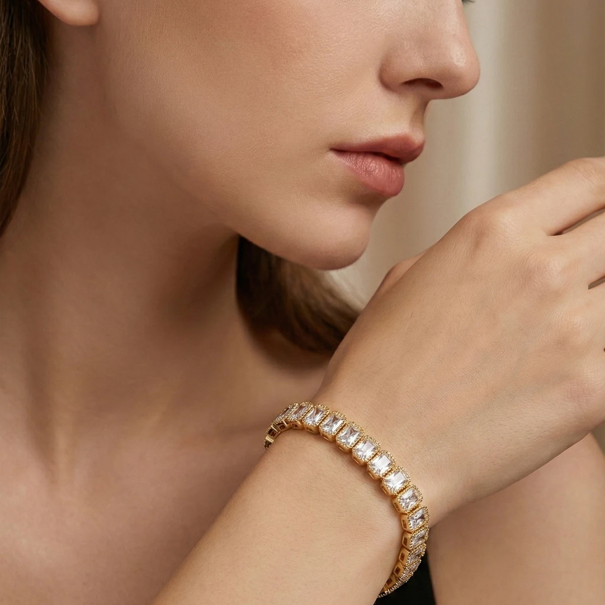 

1 Set of Luxurious and Elegant Inlaid Cubic Zirconia Rectangular Design Bracelet Suitable for Women to Wear at Weddings and Banquets. Gift Box Not Included