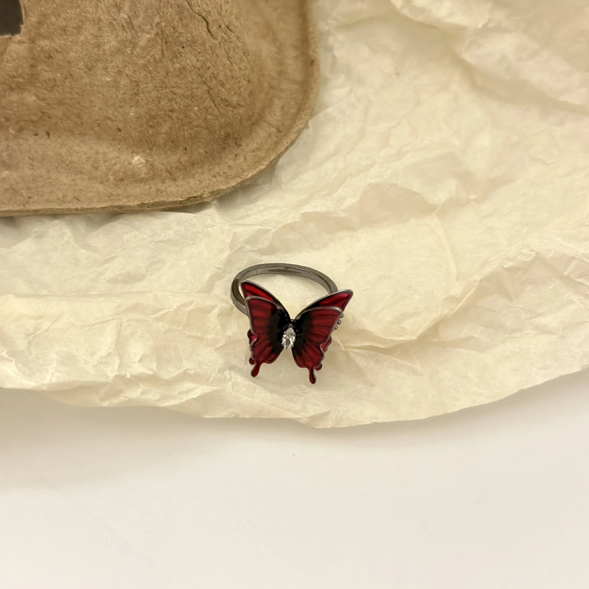 Anillo abierto versátil de lujo ligero para mujer con mariposa colorida a la moda