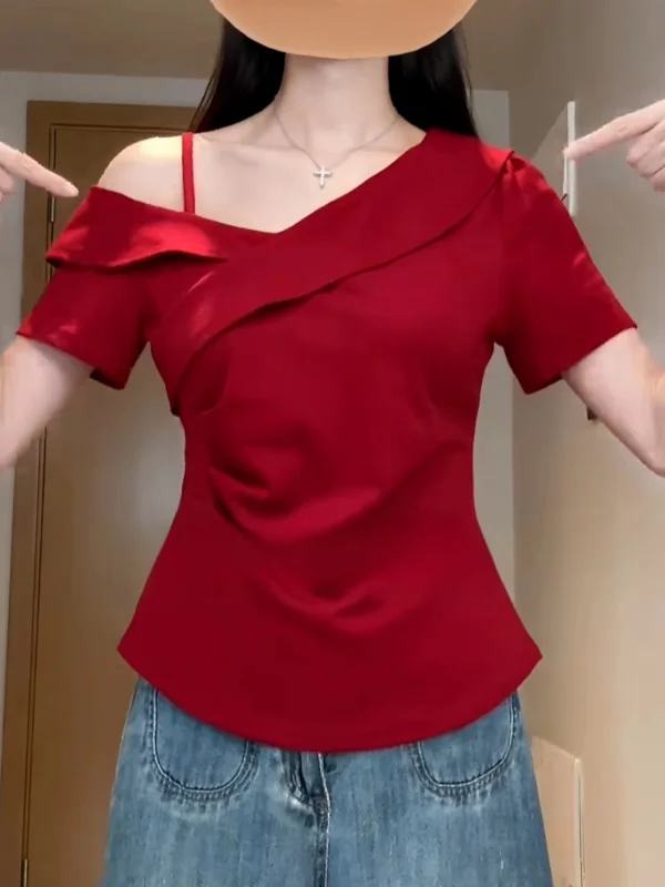 Czerwony top plus size z asymetrycznym dekoltem, koronką, odkrytymi ramionami, podkreślający talię i wyszczuplający.