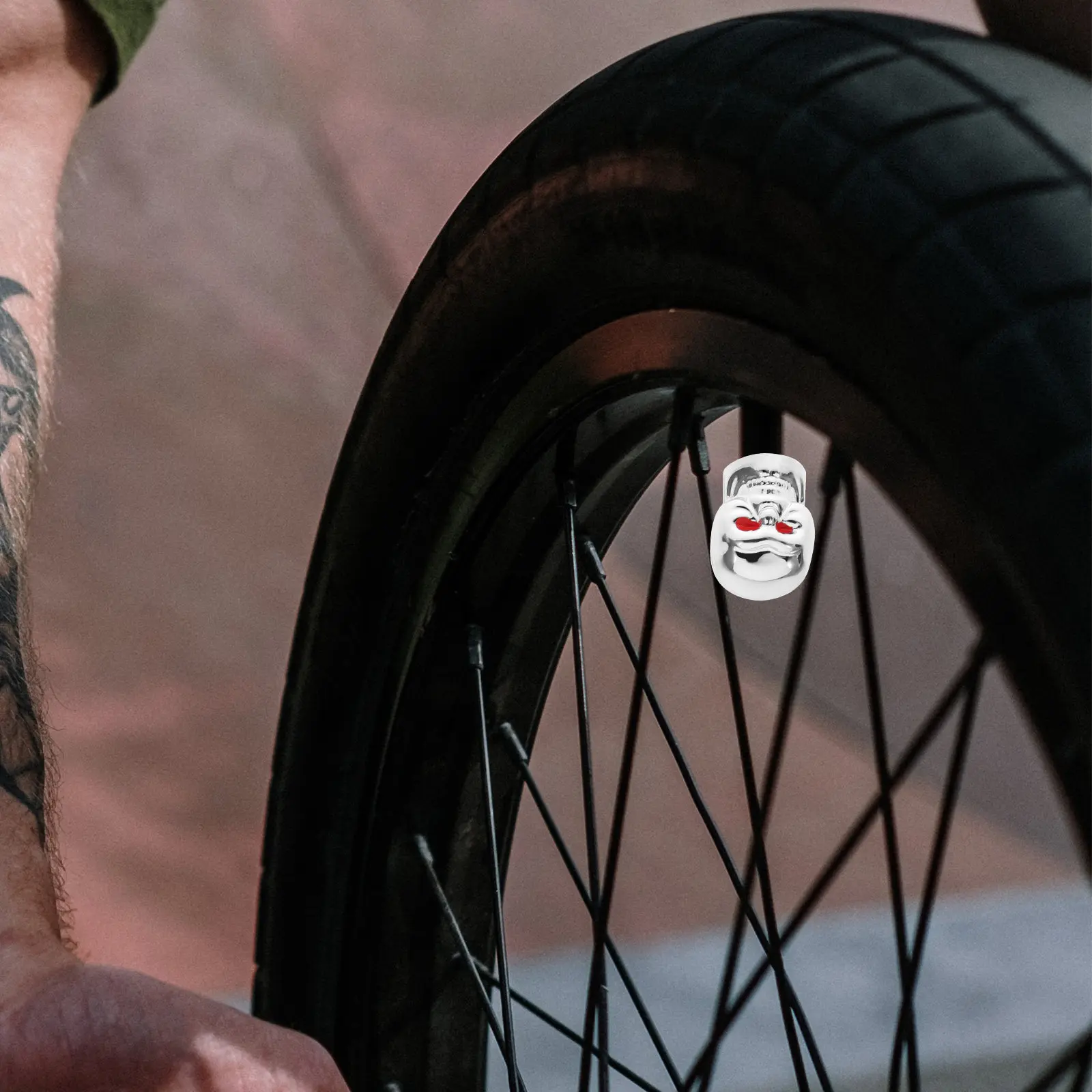 

4pcs Stem Silver Tire Caps Skull Shape for Cars Bikes Trucks Tire Air Caps O ring Tyre Valve Stems Accessories