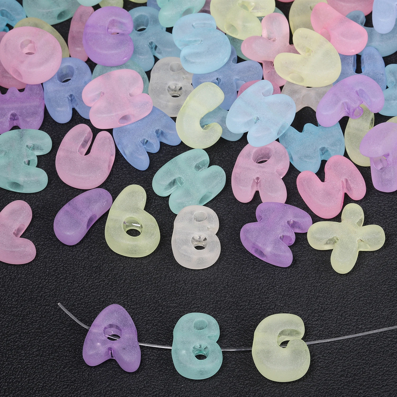 Zufällige große Loch-Cartoon-Acrylperlen mit englischen Buchstaben, farbige lose Spacer-Perlen für die Schmuckherstellung, DIY-Halskette, Ohrringe, Schlüsselanhänger – Detail 1